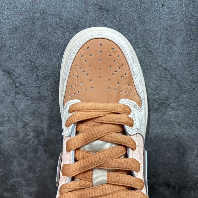 New VT Dunk Low NIKE