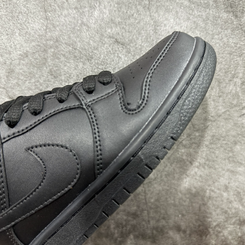 New VT Dunk Low NIKE